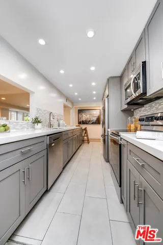 441 N Oakhurst Drive 203, Beverly Hills, California 90210