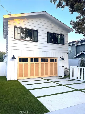 1300 Walnut Avenue, Manhattan Beach, California 90266