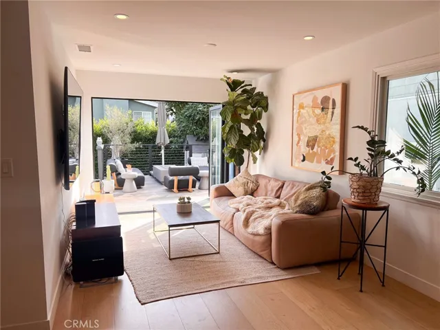 1300 Walnut Avenue, Manhattan Beach, California 90266