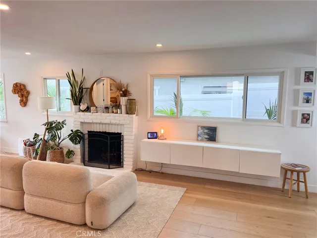 1300 Walnut Avenue, Manhattan Beach, California 90266