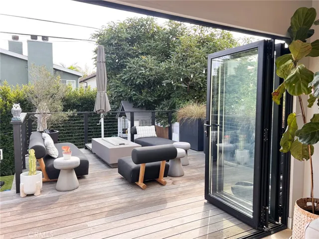 1300 Walnut Avenue, Manhattan Beach, California 90266