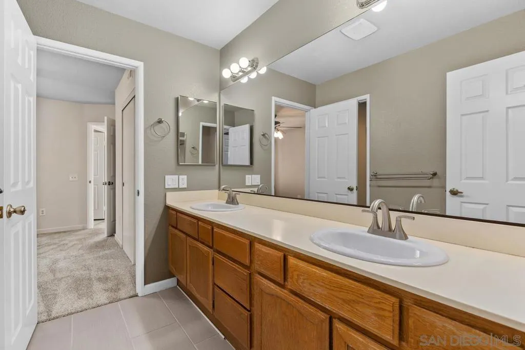 jack and jill with tub/shower combo