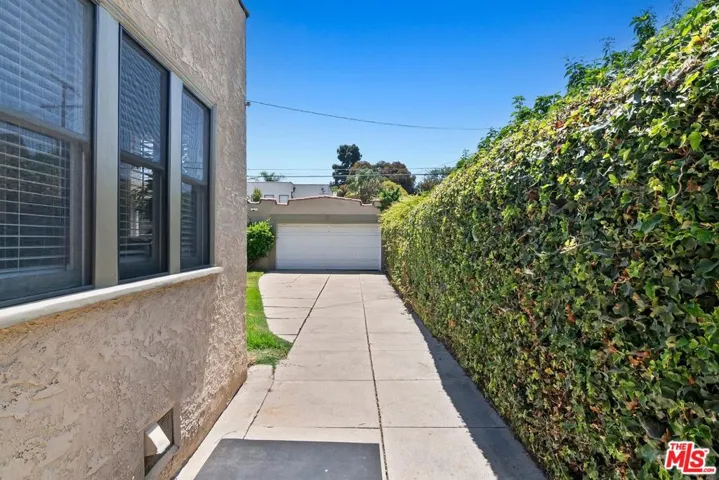 DRIVEWAY-SIDE YARD