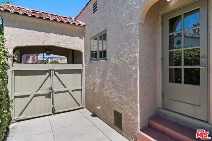 DRIVEWAY-SIDE YARD