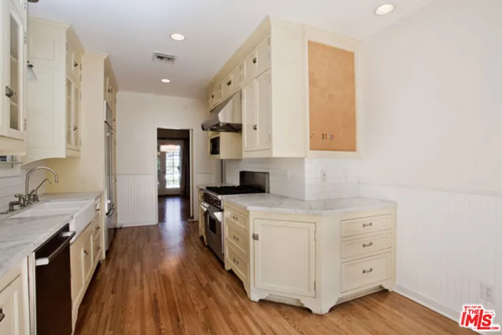 Kitchen has a Breakfast Area
