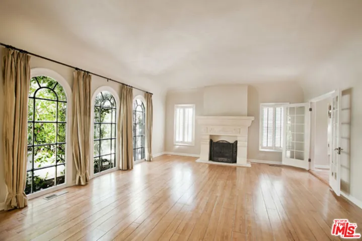 Large Living Room with Firepla