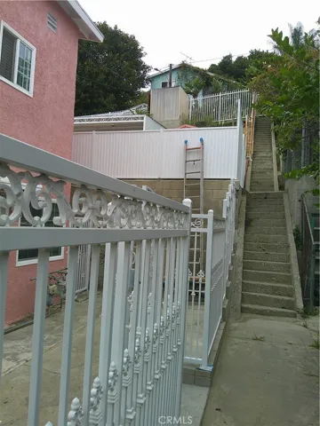  stairs to bottom unit