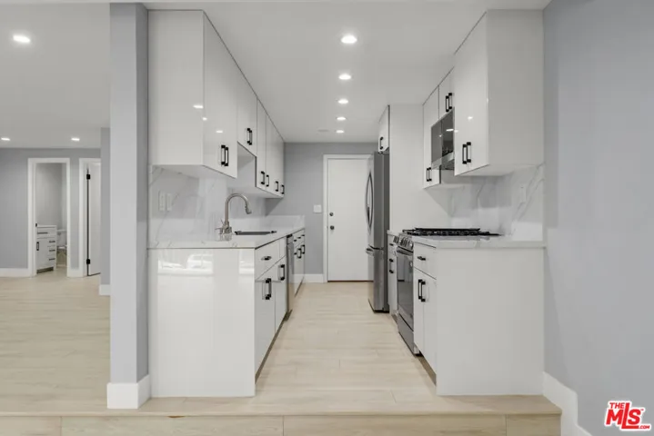 441 N Oakhurst Drive 206, Beverly Hills, California 90210
