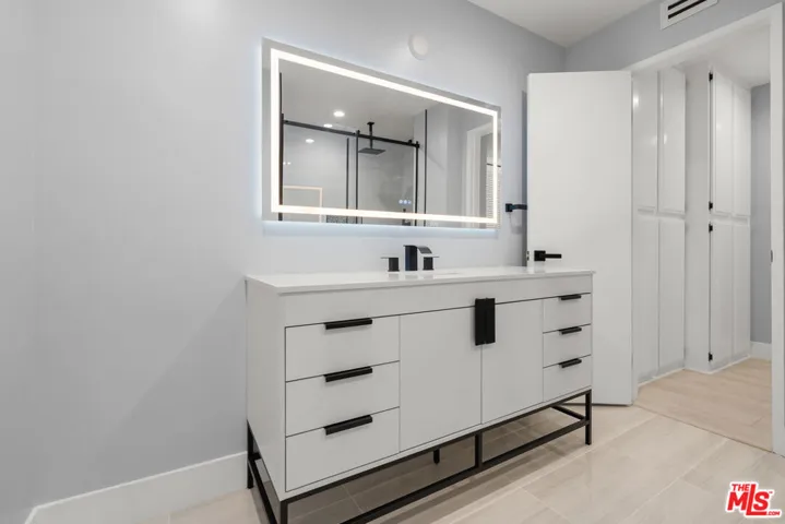 441 N Oakhurst Drive 206, Beverly Hills, California 90210