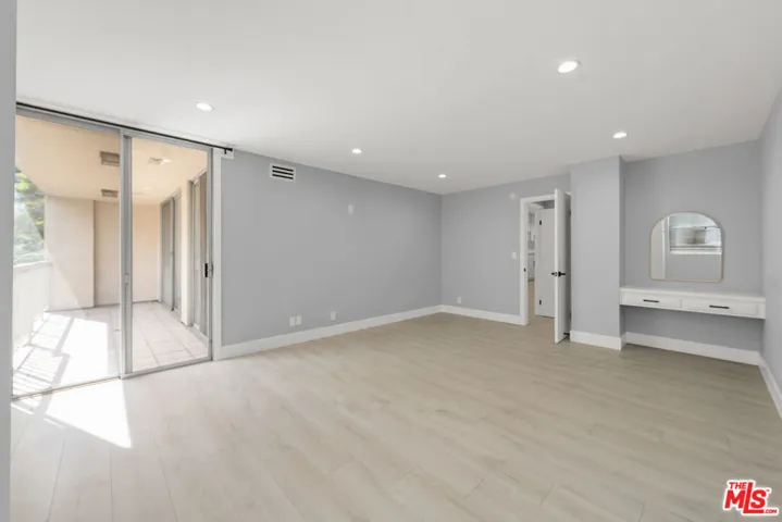 441 N Oakhurst Drive 206, Beverly Hills, California 90210