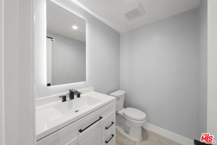 441 N Oakhurst Drive 206, Beverly Hills, California 90210