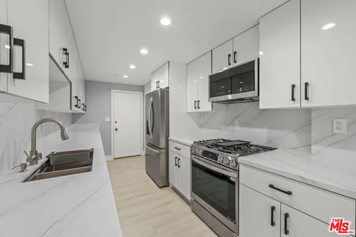 441 N Oakhurst Drive 206, Beverly Hills, California 90210