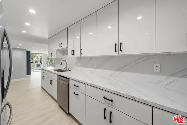 441 N Oakhurst Drive 206, Beverly Hills, California 90210