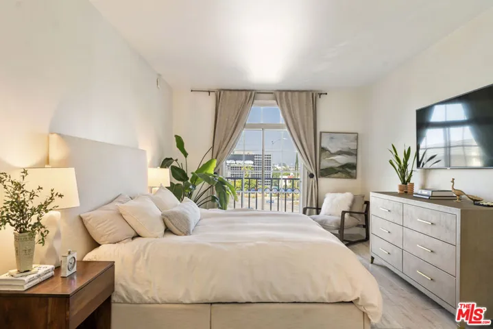 5848 W Olympic Boulevard 102, Los Angeles, California 90036