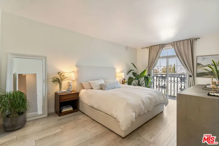 5848 W Olympic Boulevard 102, Los Angeles, California 90036