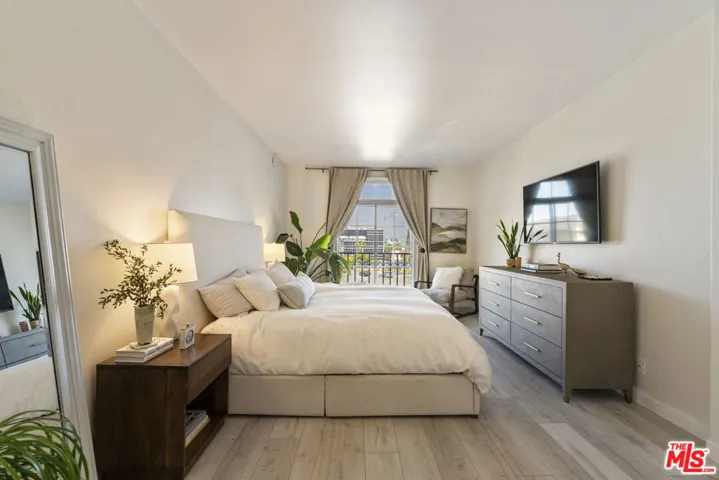 5848 W Olympic Boulevard 102, Los Angeles, California 90036