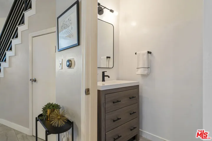 5848 W Olympic Boulevard 102, Los Angeles, California 90036
