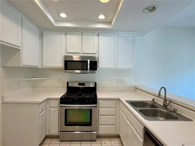 17 Goldenrod, Irvine, California 92614