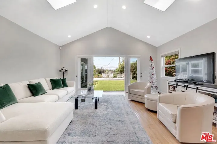 3733 Willowcrest Avenue, Studio City, California 91604
