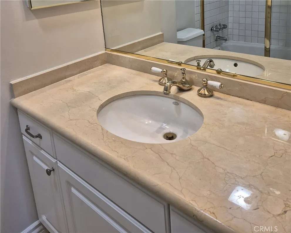 2nd full bathroom with granite counter top
