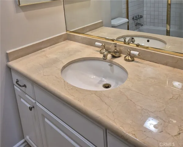 2nd full bathroom with granite counter top