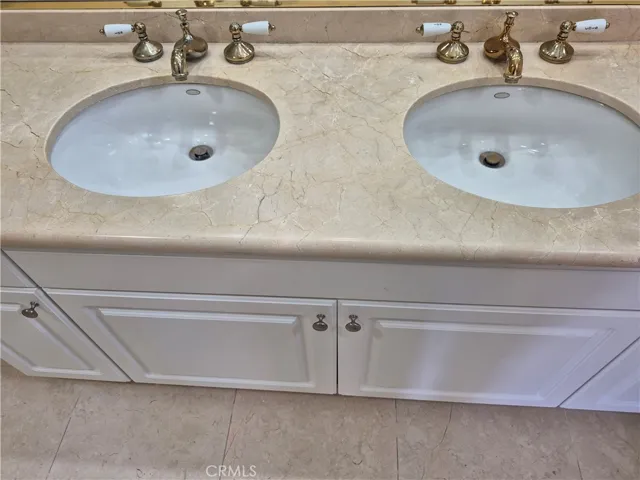 Double sink granite counter top in master bedroom