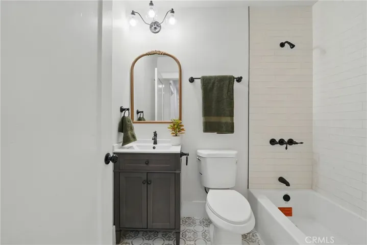 2111 S Bronson, Los Angeles, California 90018