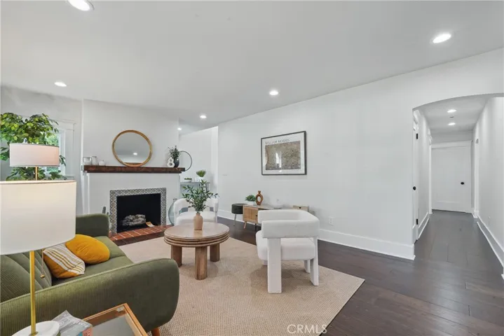 2111 S Bronson, Los Angeles, California 90018