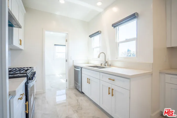 1226 Keniston Avenue, Los Angeles, California 90019