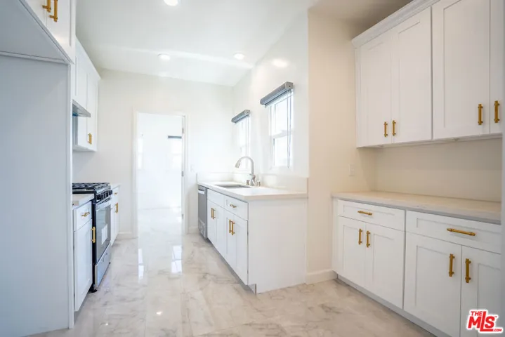 1226 Keniston Avenue, Los Angeles, California 90019