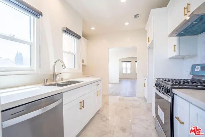 1226 Keniston Avenue, Los Angeles, California 90019