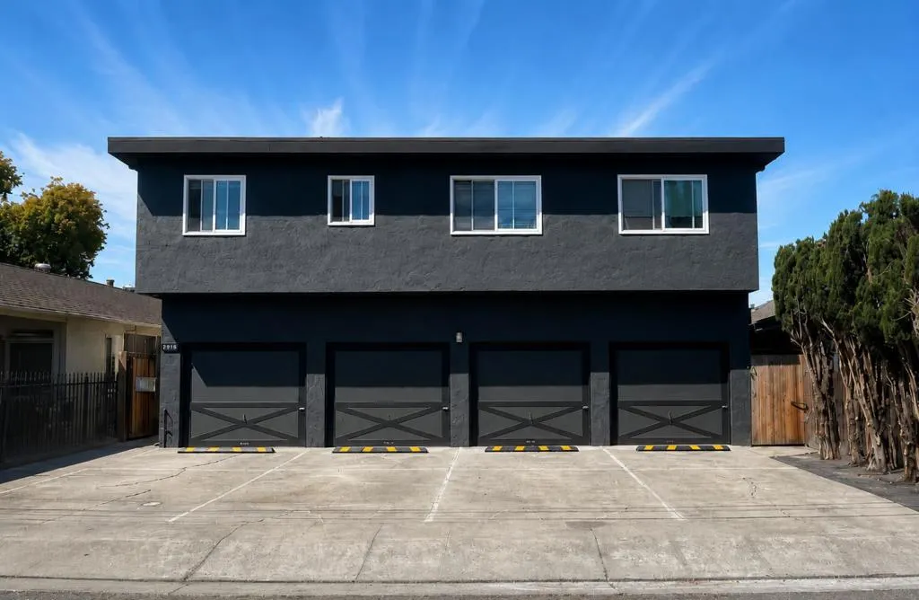 2916 Curtis Ave