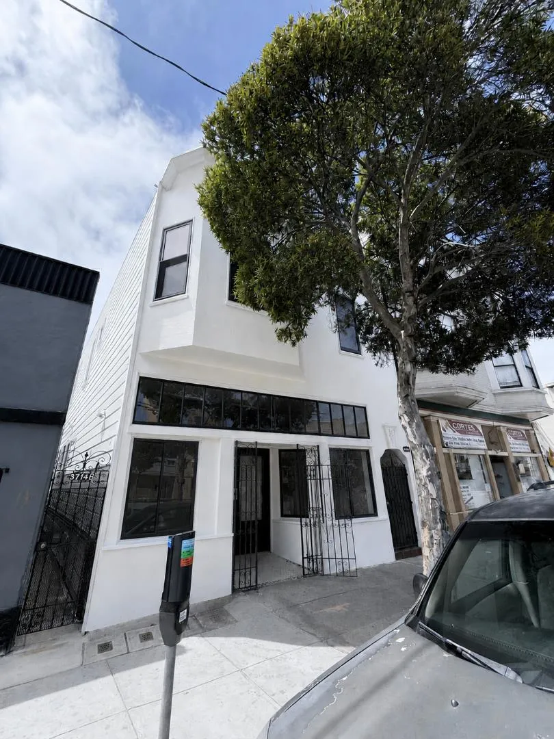 3774 Mission St