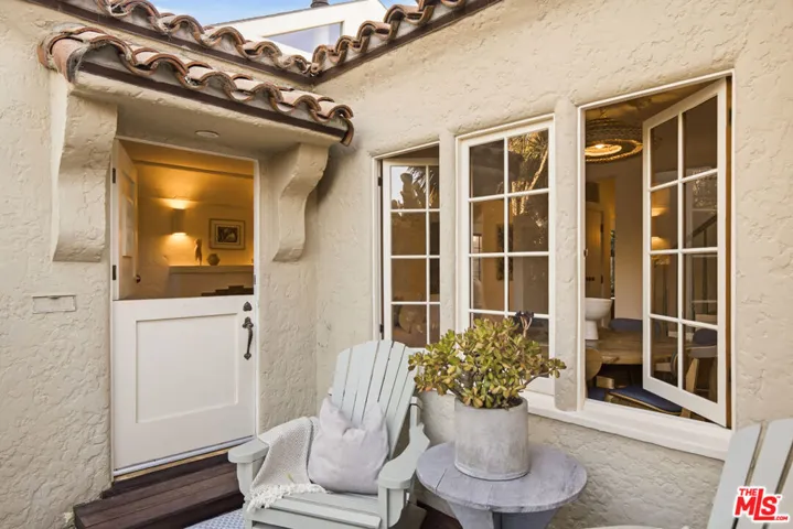 913 Amoroso Place, Los Angeles, California 90291