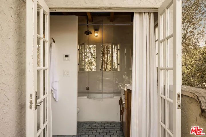 913 Amoroso Place, Los Angeles, California 90291