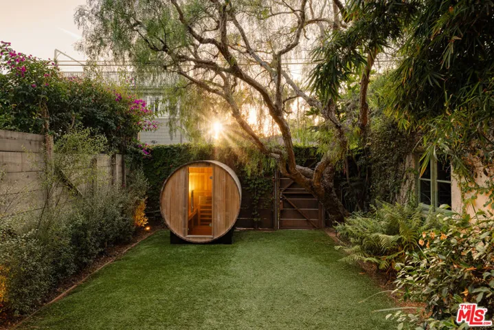 913 Amoroso Place, Los Angeles, California 90291