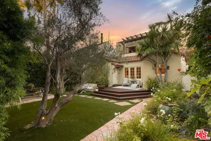 913 Amoroso Place, Los Angeles, California 90291