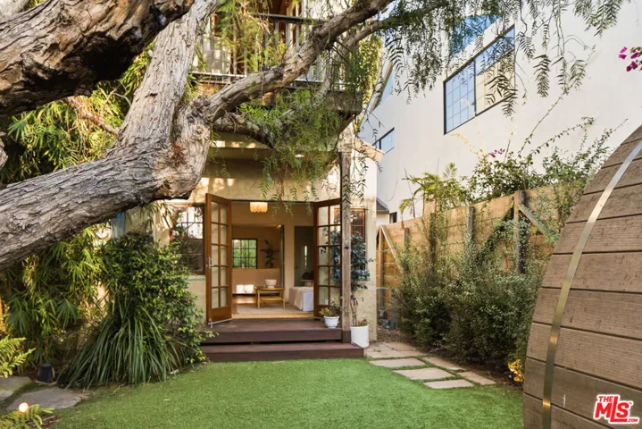 913 Amoroso Place, Los Angeles, California 90291