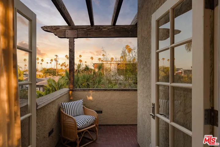 913 Amoroso Place, Los Angeles, California 90291