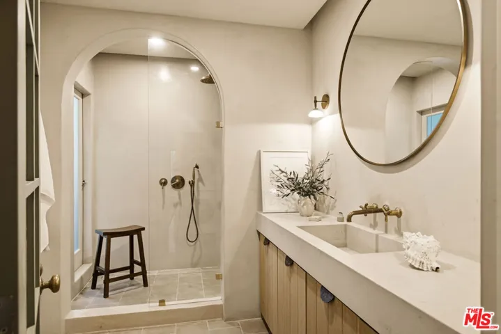 913 Amoroso Place, Los Angeles, California 90291