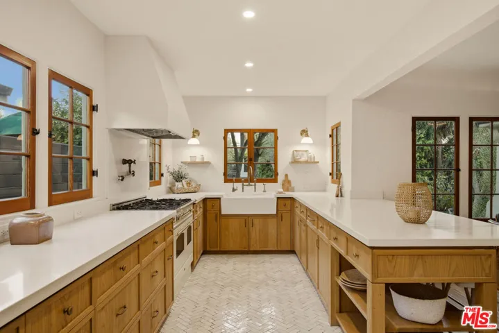 913 Amoroso Place, Los Angeles, California 90291
