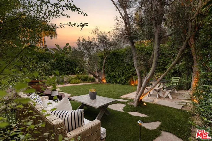 913 Amoroso Place, Los Angeles, California 90291
