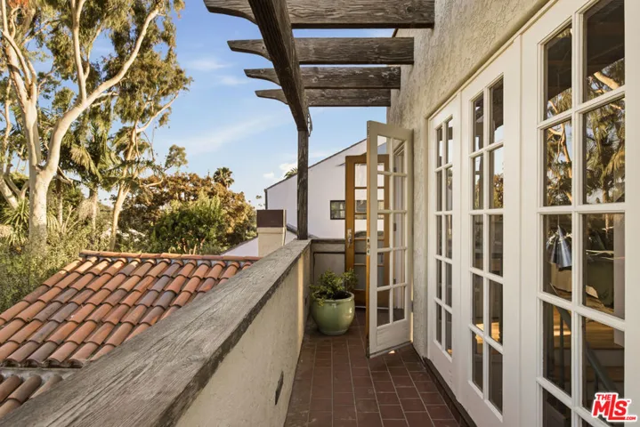 913 Amoroso Place, Los Angeles, California 90291
