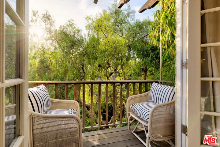 913 Amoroso Place, Los Angeles, California 90291