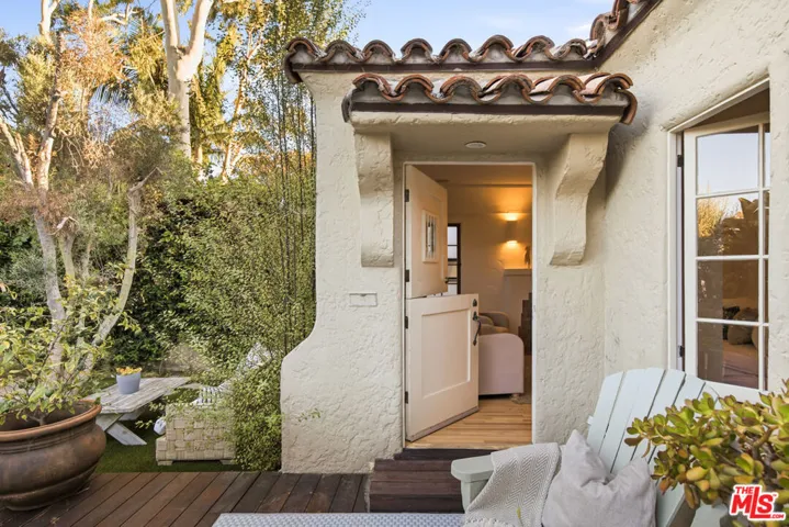 913 Amoroso Place, Los Angeles, California 90291