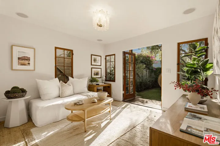 913 Amoroso Place, Los Angeles, California 90291