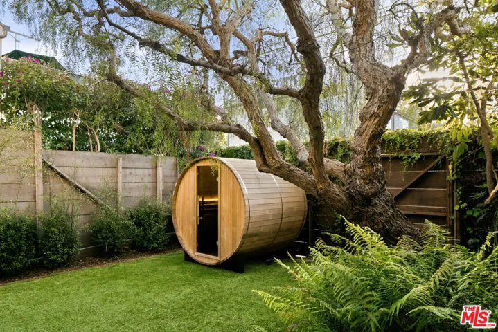 913 Amoroso Place, Los Angeles, California 90291