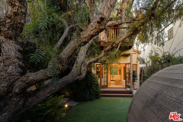 913 Amoroso Place, Los Angeles, California 90291