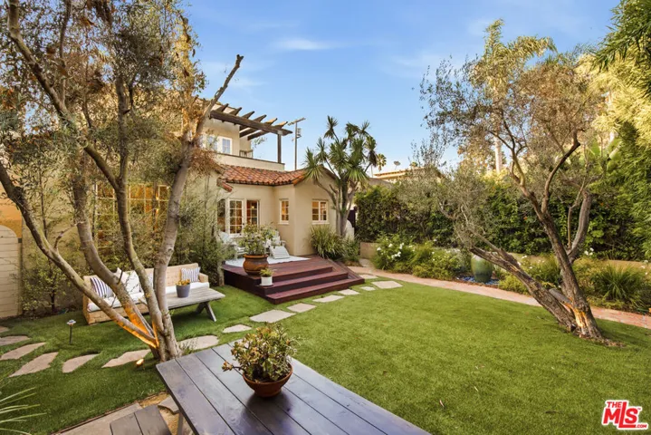 913 Amoroso Place, Los Angeles, California 90291