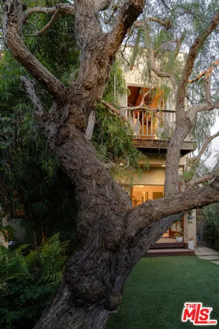 913 Amoroso Place, Los Angeles, California 90291